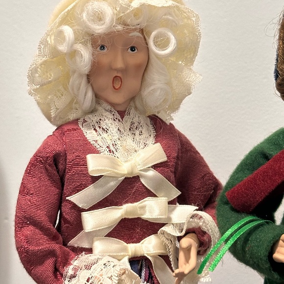 5 Festive Caroler Figurines Set - Picture 4 of 9